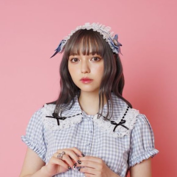 RoseMarie Seoir lace headdress with pearl hearts - Picture 4 of 7